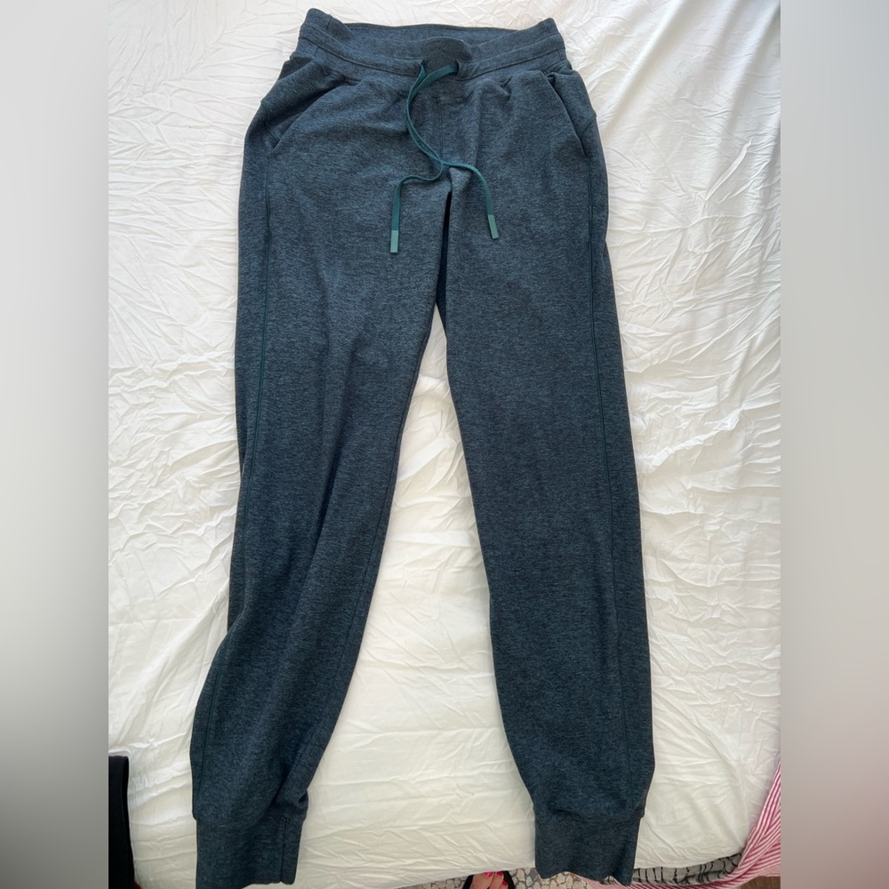 Like new size 4 Lululemon joggers